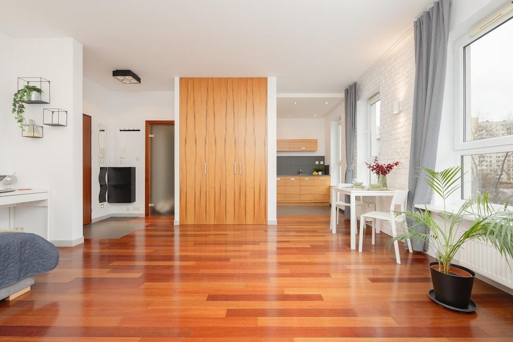 Spacious Studio & Parking by Renters