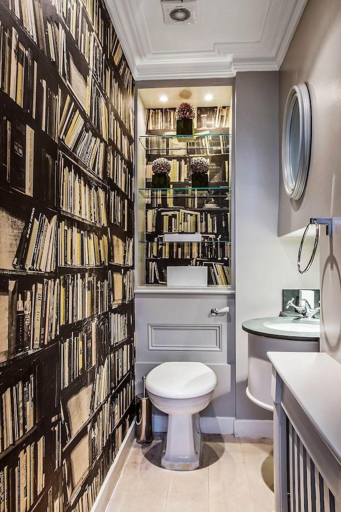 White House Mews Property