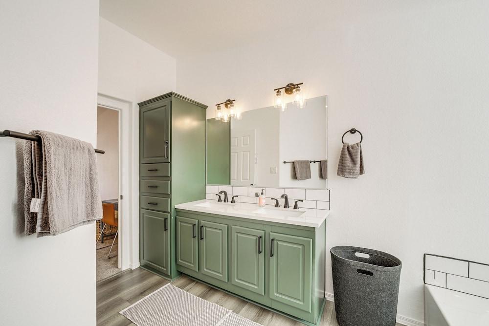 Mtn Views + Playground: Family-friendly Pine Cabin