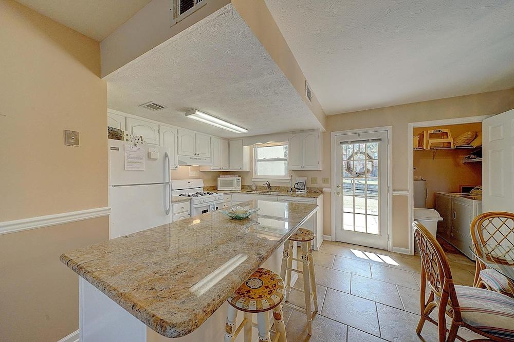 206 White Sandy-pet Friendly