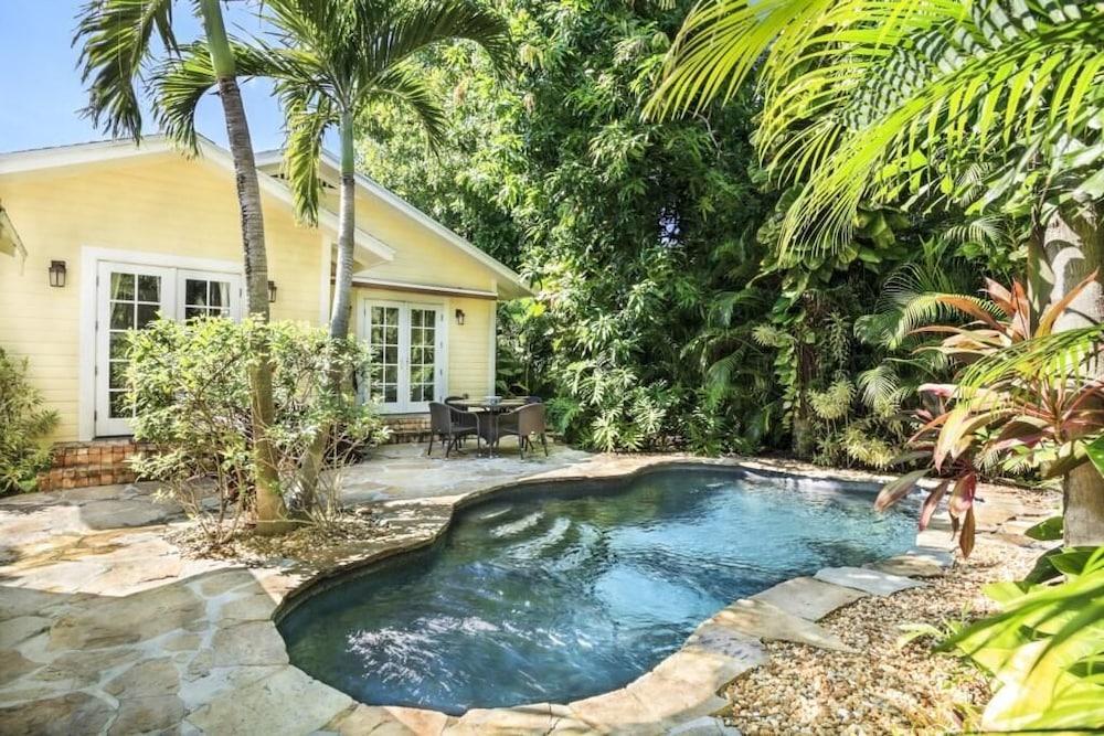 Mango Haus 2bd 2ba Private Pool and Parking