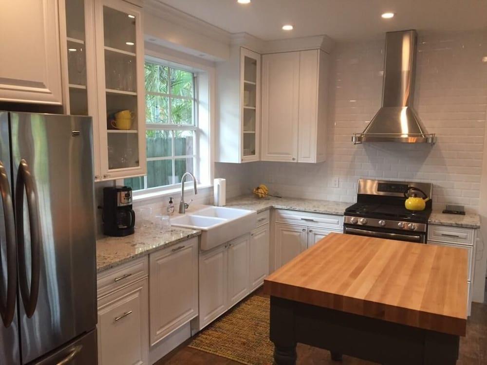 Palm Beach Oasis 3bd 3ba Private Pool Plus Parking