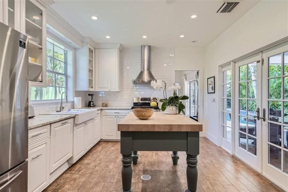 Palm Beach Oasis 3bd 3ba Private Pool Plus Parking