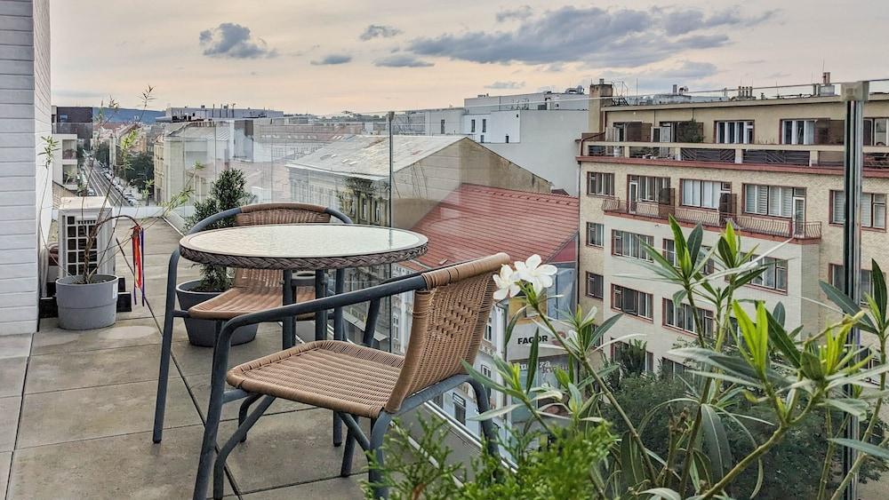 Cozy Apartment with Big Terrace - Karlín