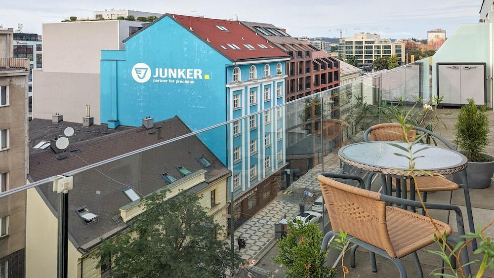 Cozy Apartment with Big Terrace - Karlín