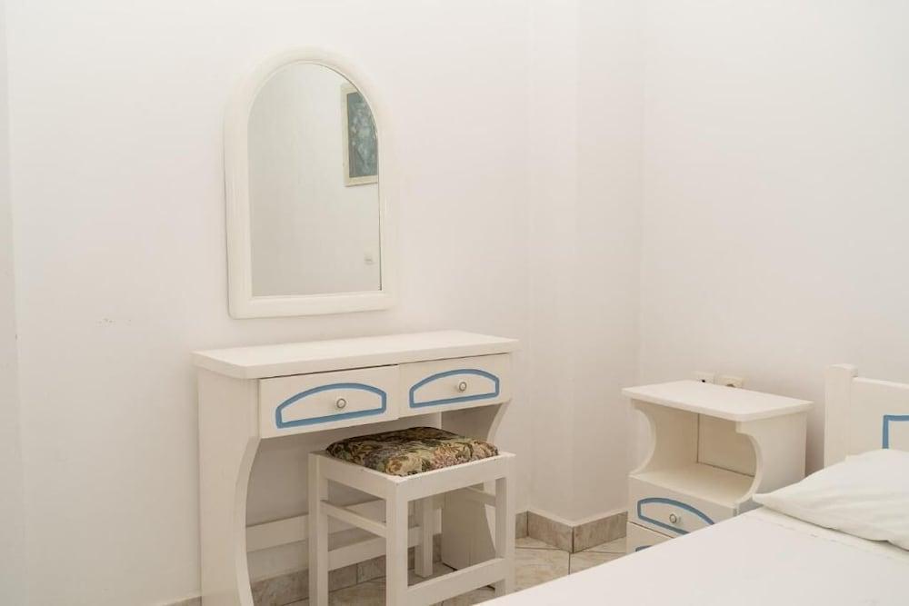 Anna's Studios & Apartments