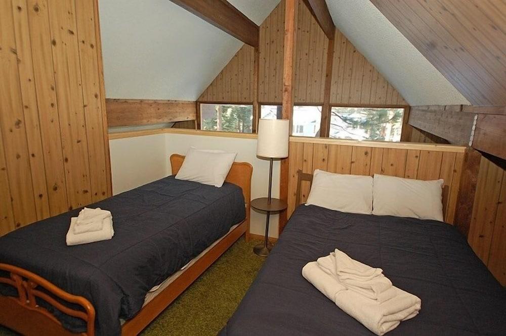 1116 Golden Bear 3 Bedroom Cabin by RedAwning