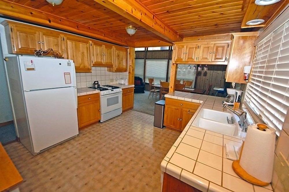1116 Golden Bear 3 Bedroom Cabin by RedAwning