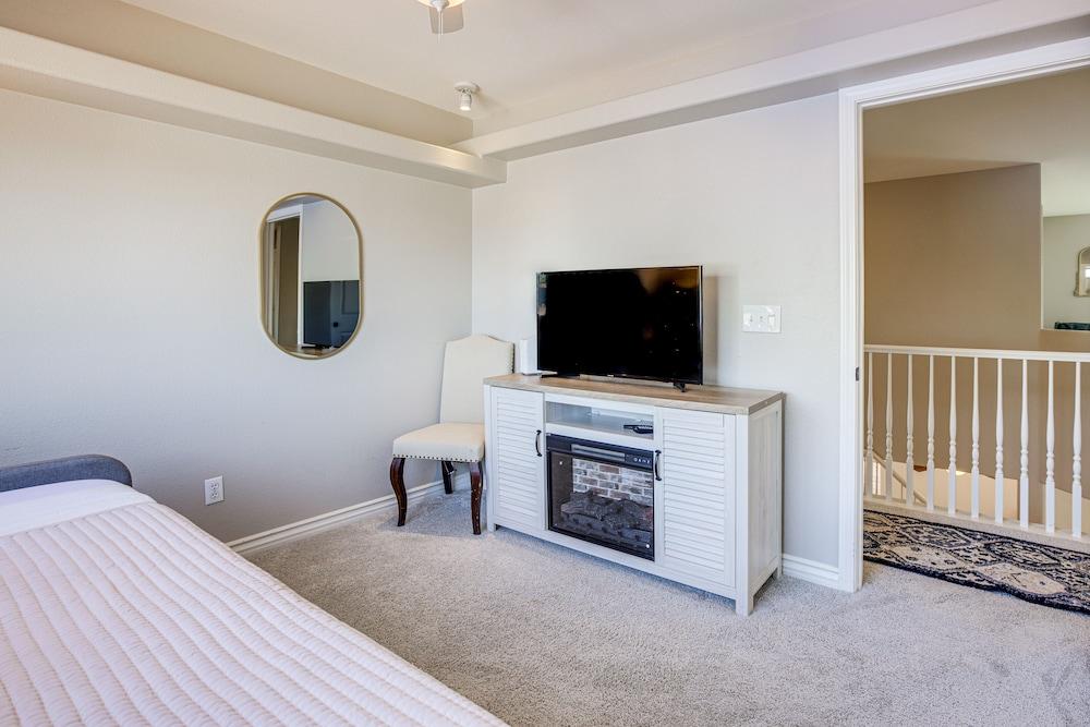 Large Las Vegas Home w/ Pool, Hot Tub + Game Room