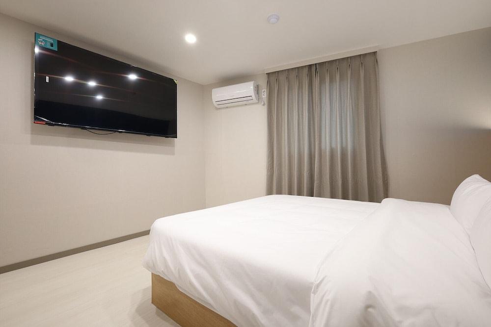 CALM REST HOTEL GIMHAE