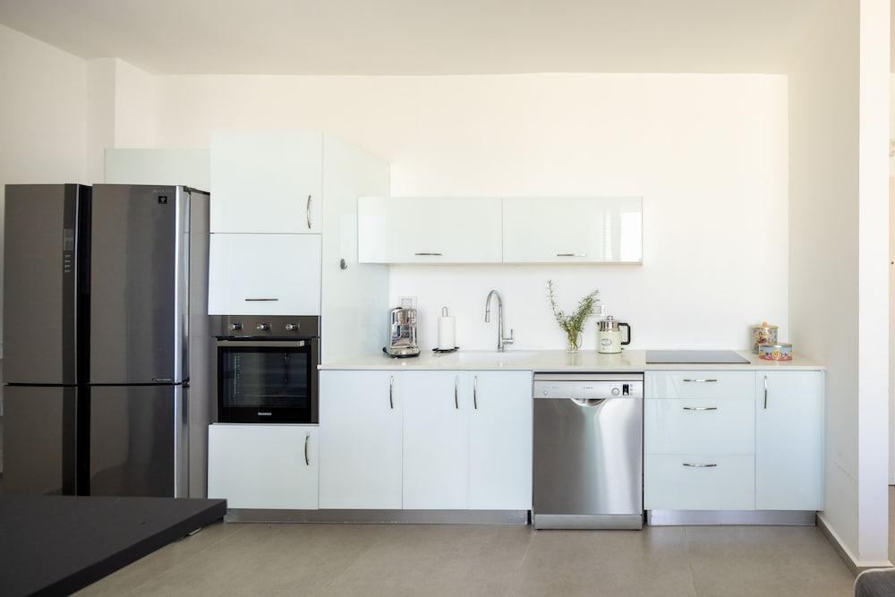 HaCarmel Market Vibrat Apt by Sea N Rent