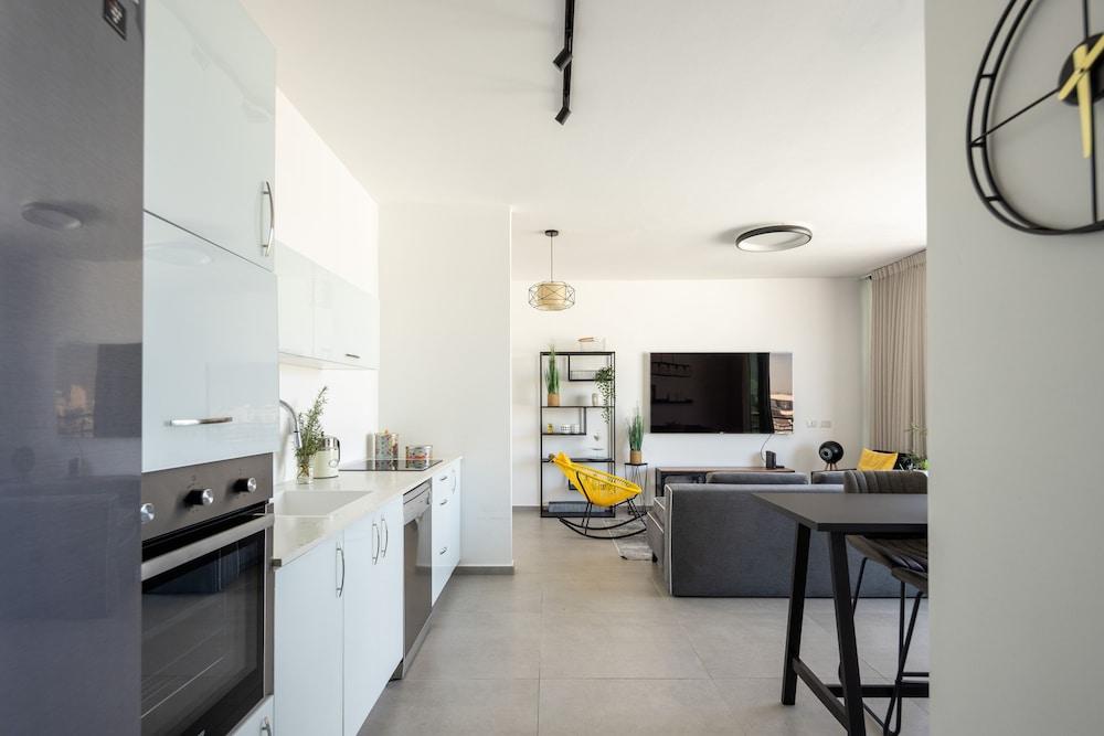 HaCarmel Market Vibrat Apt by Sea N Rent