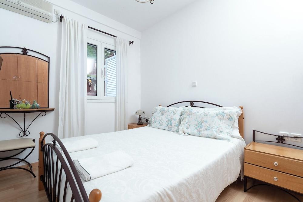 Coral Cottage House by A&D Properties