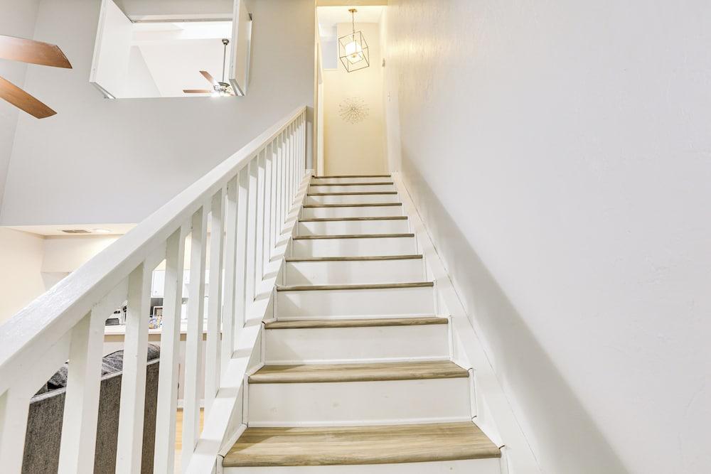 Updated Tallahassee Townhome: 3 Mi to Downtown!