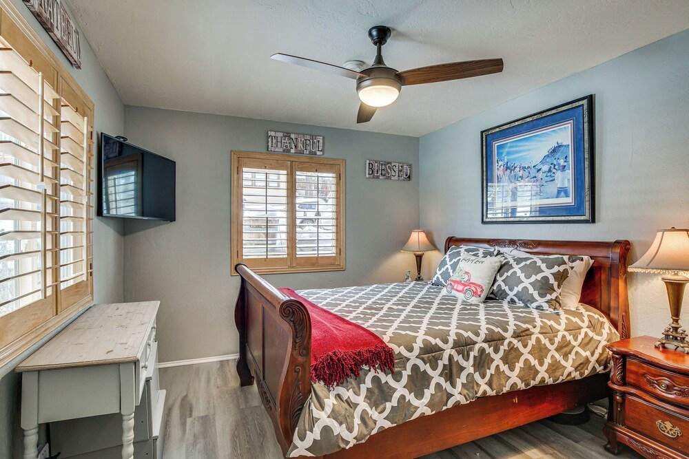 Cozy Cabin w/ Deck - 2 Mi to Bear Mountain Resort!