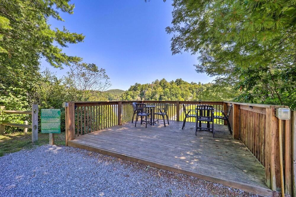 Dog-friendly Newland Cabin w/ Deck + Lake Access!