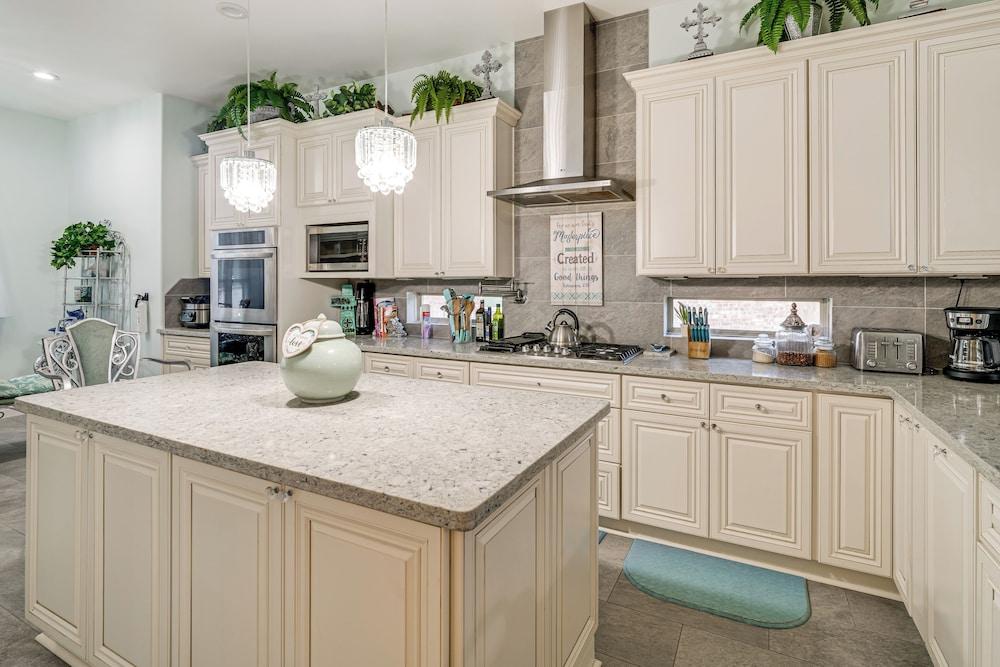 Spacious Spring Family Home w/ Full Kitchen & Pool