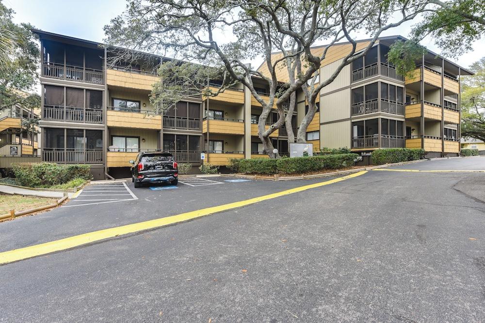 Walk to Ocean: Unit w/ 2 Balconies in Myrtle Beach