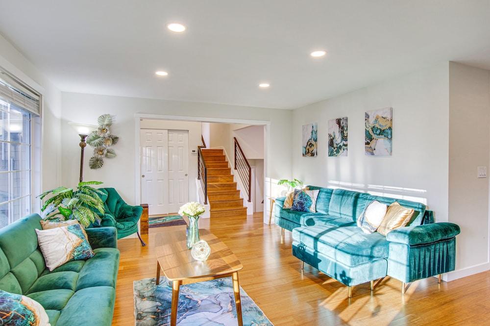 Modern Kirkland Home w/ Sauna & Outdoor Fireplace