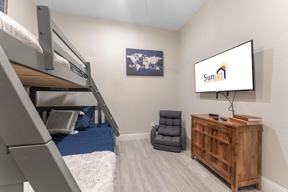 On The Rocks 3 Bedroom Condo by RedAwning