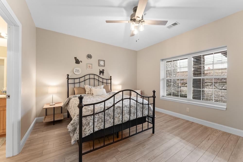 On The Rocks 3 Bedroom Condo by RedAwning