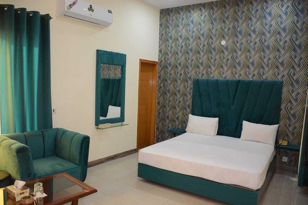 Hotel The Taj Multan