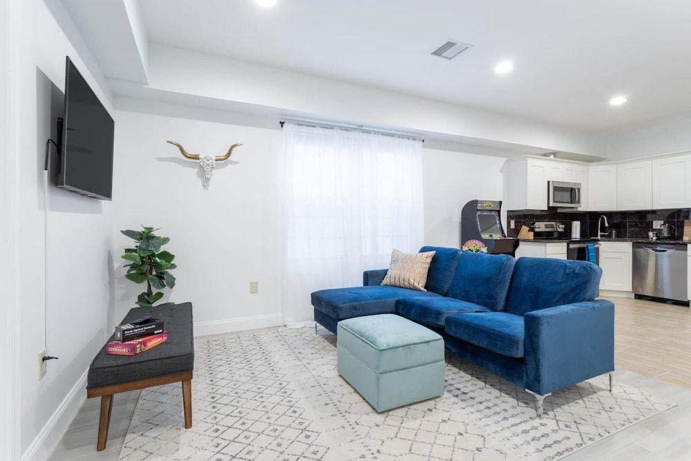 Cherry Suites 2BR Apt w W D Arcade Machine