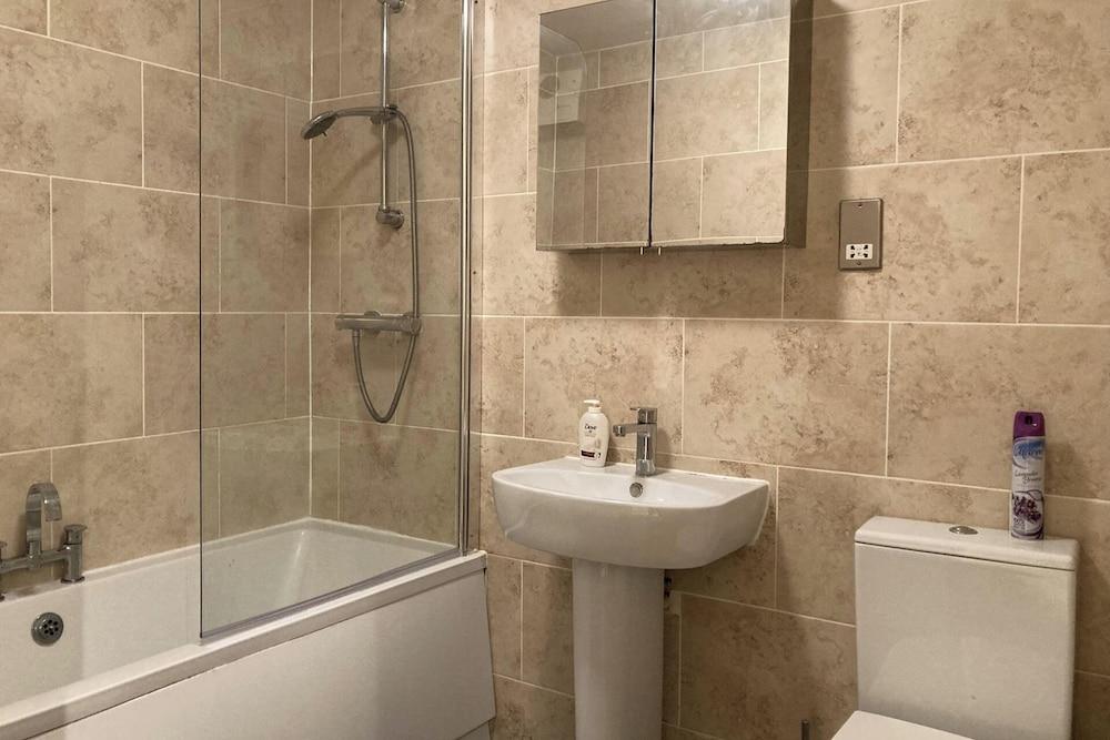 Spacious 2 Bed Apartment in Birmingham