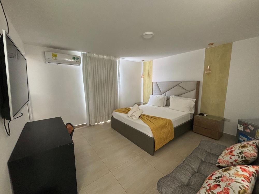 HOTEL CERRITOS PLAZA