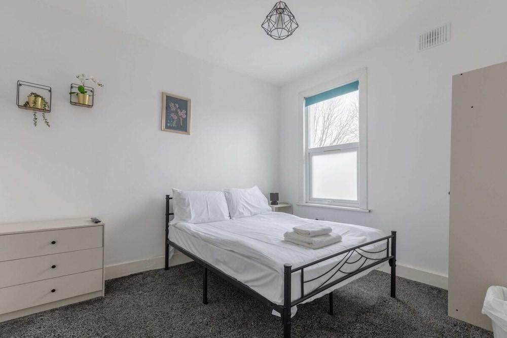 Spacious & Newly Renovated 4BD House East Ham!