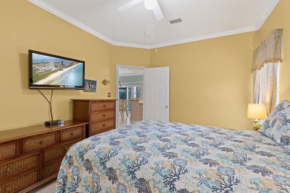 Ground Floor Condo W/pool & 1/2 Block to Beach!