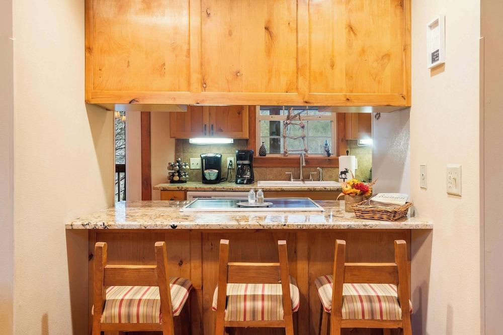 Creekside - 2 BDR Resort Cabin in Epic Location!