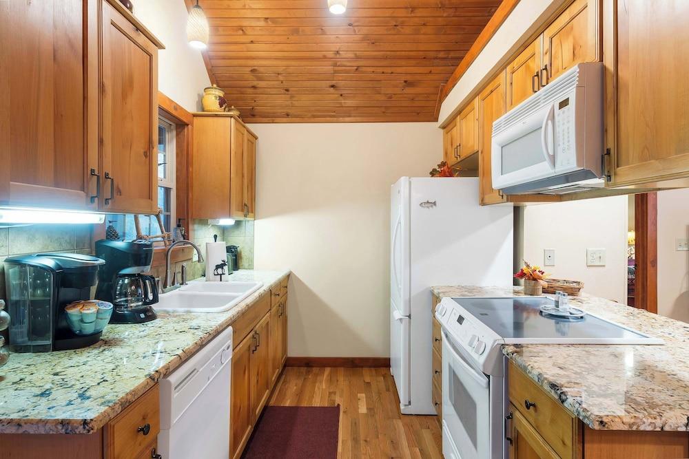 Creekside - 2 BDR Resort Cabin in Epic Location!