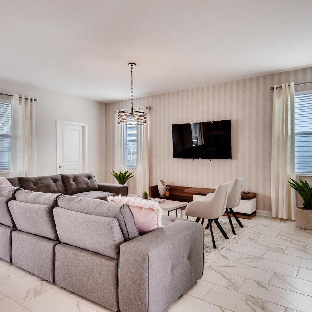 1552 MC - Vibrant Villa Pools Magic 6bds