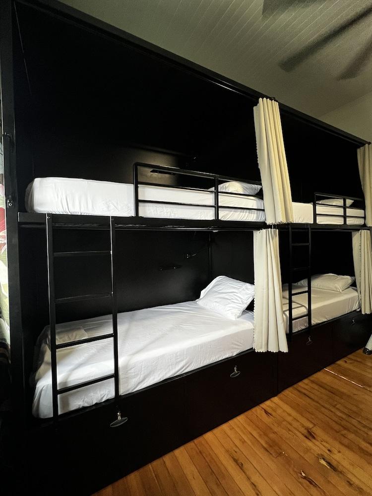 Howzit Hostels Hawaii