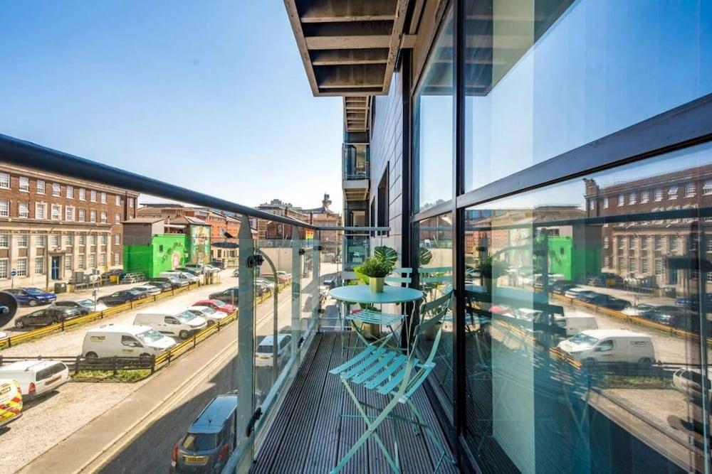 Host Apartments The Pall Mall Balcony Apt