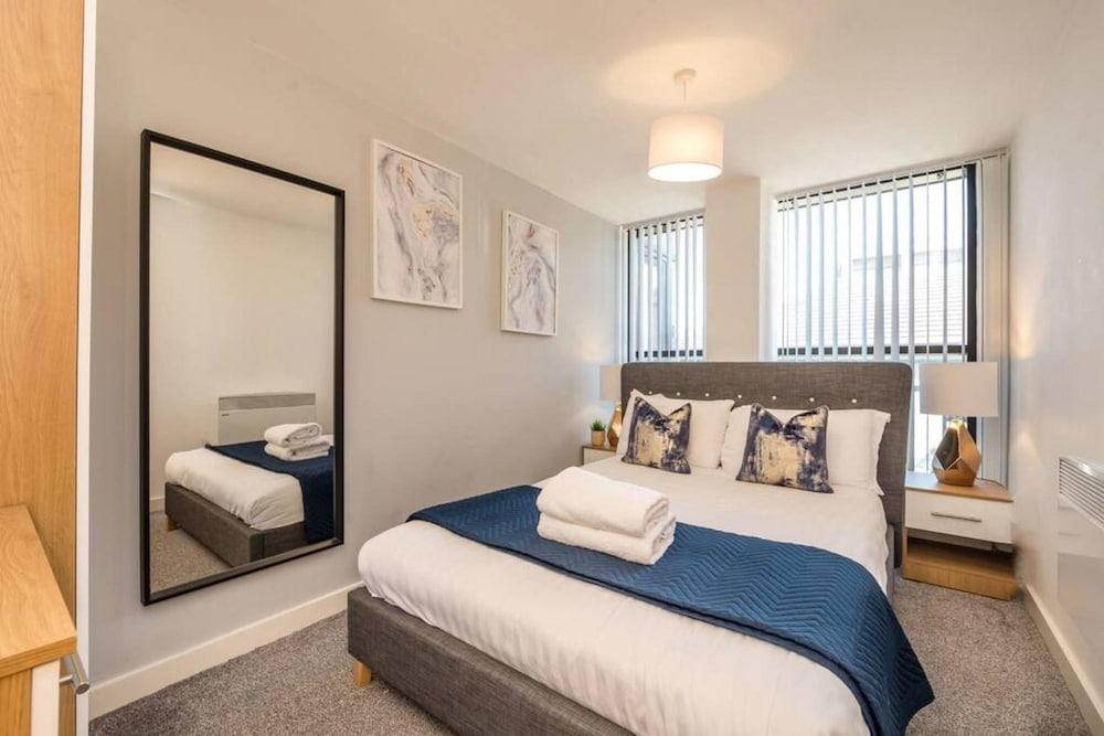 Host Apartments The Pall Mall Balcony Apt