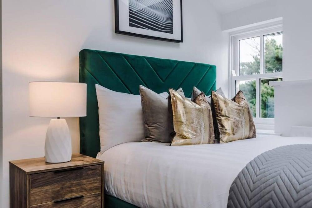 Host Apartments The Roscoe Coach House