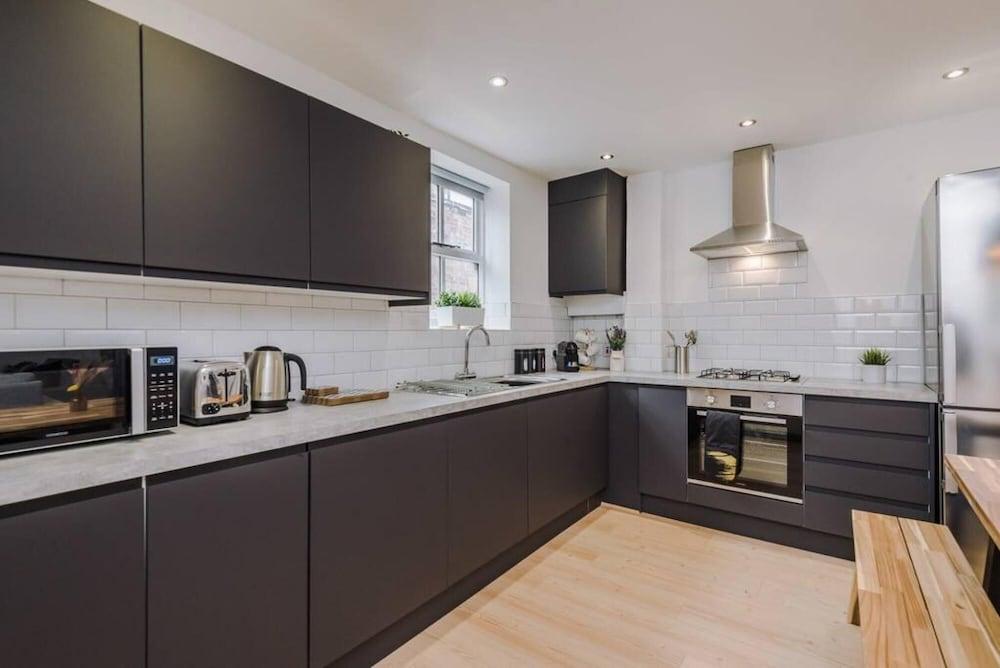 Host Apartments The Roscoe Coach House