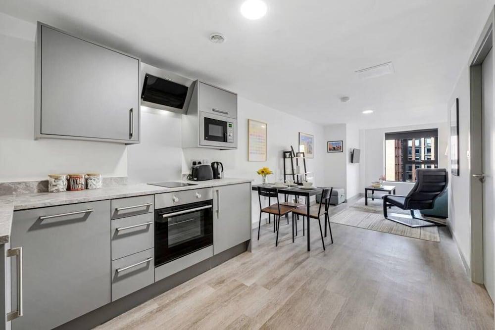 Host Apartments The Roscoe Nest