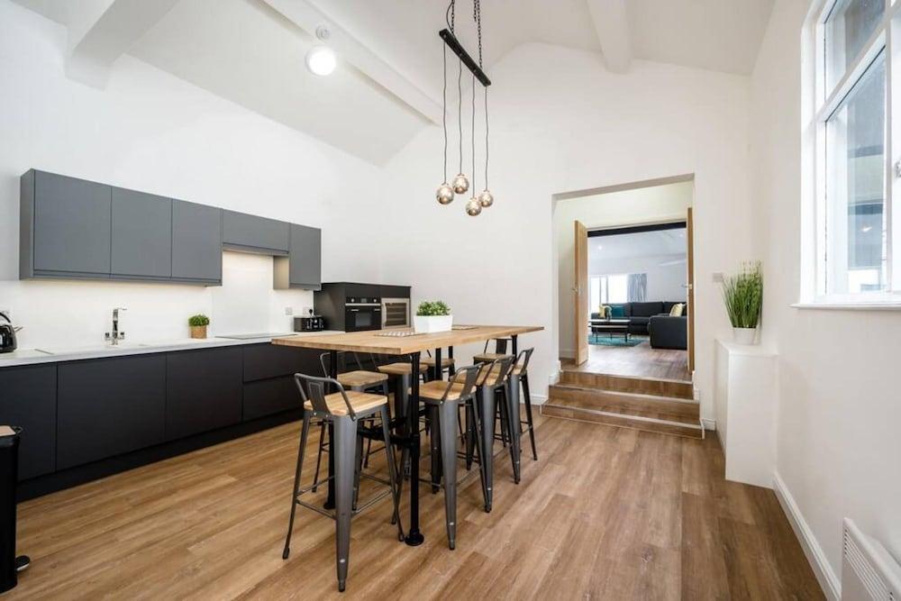 Host Apartments Wood St Nightlife Apt