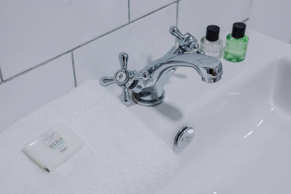 Host Stay Bands Warehouse IV