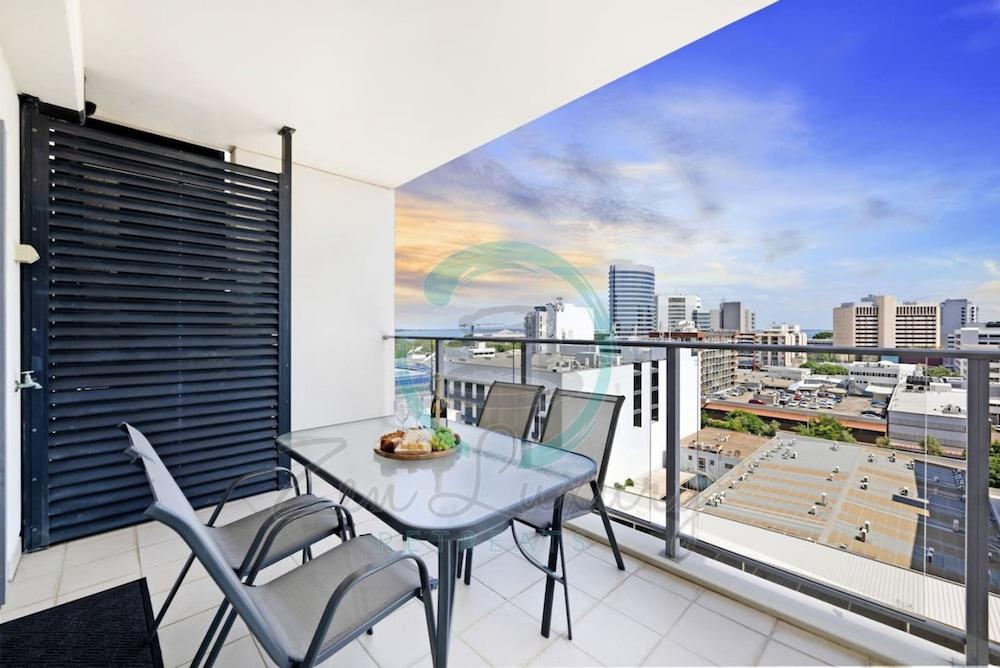 Reef-side Splendor City Vistas Pool Workspace