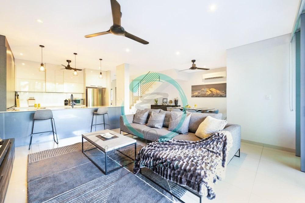 Luxurious Cozy Retreat Pool Office Parking