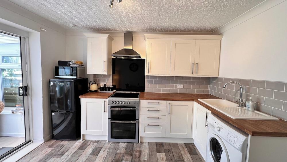 'blue Sky' 2 Bedroom Enclosed Garden Parking, Wifi