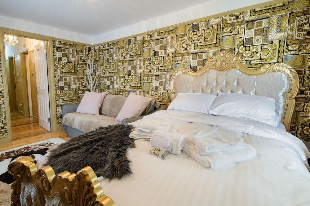 Deluxe 2 Bed Versace Hottub Skytv