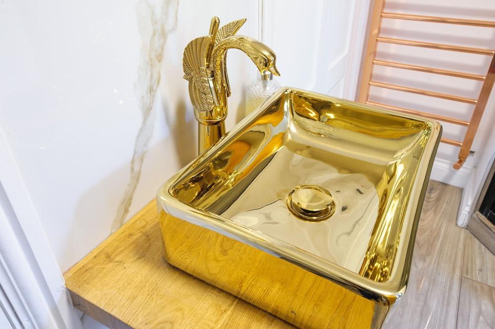 Executive Suite With Private Hot Tub Skytv