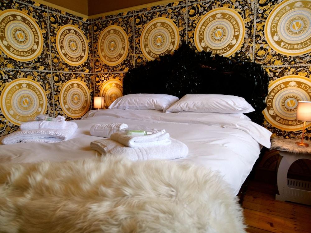 Deluxe 2/3 Bed Hottub Skytv