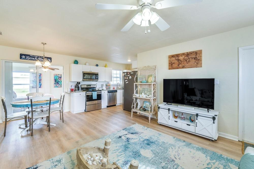 4 Mi to Beach: Charming Port Charlotte Home!