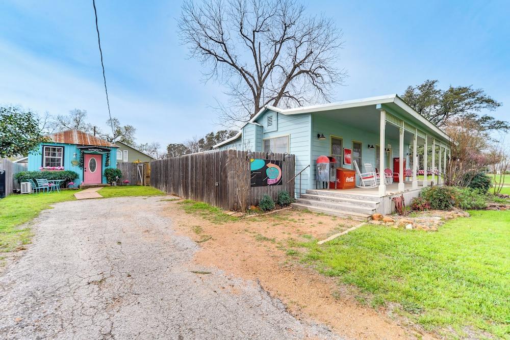 Fifties Diner-style Llano Home w/ Shared Fire Pit